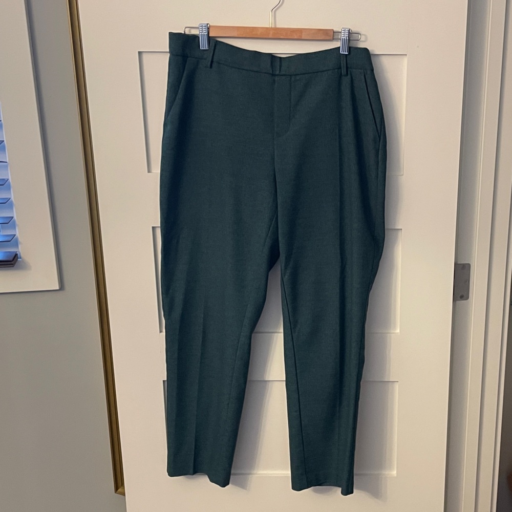 Chic Women's Cropped Pants in Forest Green